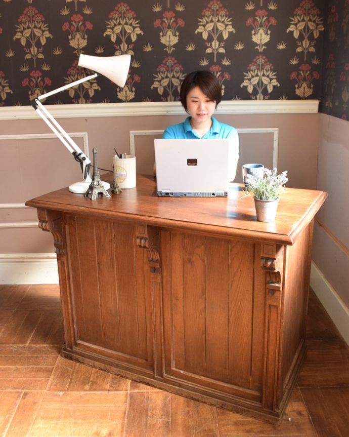 アンティークのキャビネット アンティーク家具 フランスのアンティーク家具、お洒落な木製のショップカウンター(レジ台)。作業をするには丁度良い高さです。(x-653-f)