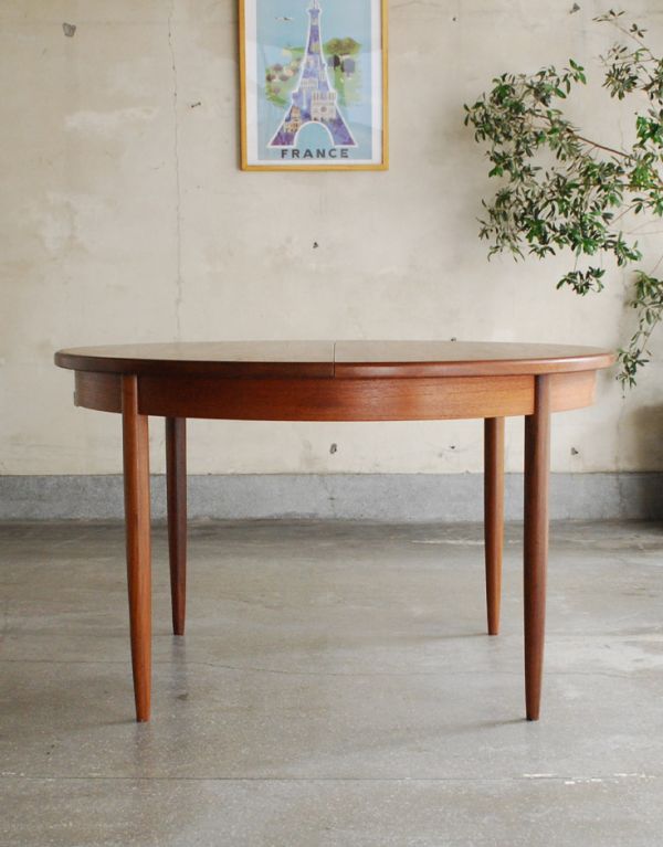 G-PLAN(Gプラン)　アンティーク家具　北欧テイストのヴィンテージ家具、フレスコシリーズのダイニングテーブル（G-plan）。横から見た姿は…シンプルなデザインなので、どんなお部屋にも似合っちゃうんです。(x-655-f)