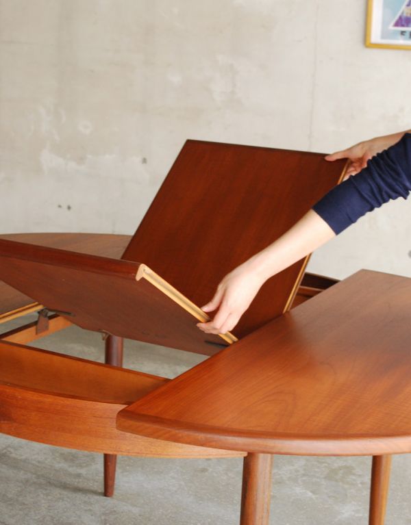 G-PLAN(Gプラン)　アンティーク家具　北欧テイストのヴィンテージ家具、フレスコシリーズのダイニングテーブル（G-plan）。あっという間にサイズ変更OK！天板の真ん中から新しい天板が出てきます。(x-655-f)