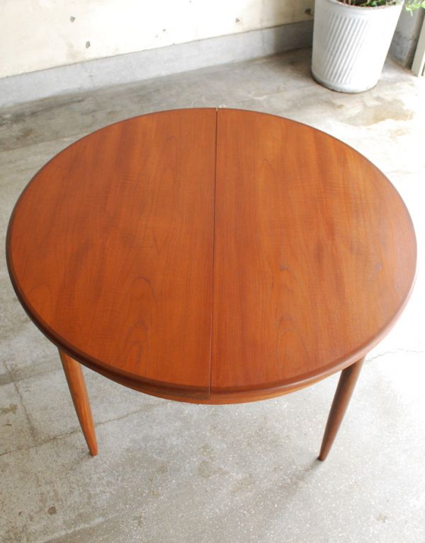 G-PLAN(Gプラン)　アンティーク家具　北欧テイストのヴィンテージ家具、フレスコシリーズのダイニングテーブル（G-plan）。上から見るとこんな形やっぱりテーブルで一番気になる天板部分。(x-655-f)