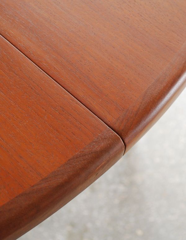 G-PLAN(Gプラン)　アンティーク家具　北欧テイストのヴィンテージ家具、フレスコシリーズのダイニングテーブル（G-plan）。シンプルな木目がカッコイイ天板を近くで見てみるとこんな感じ。(x-655-f)