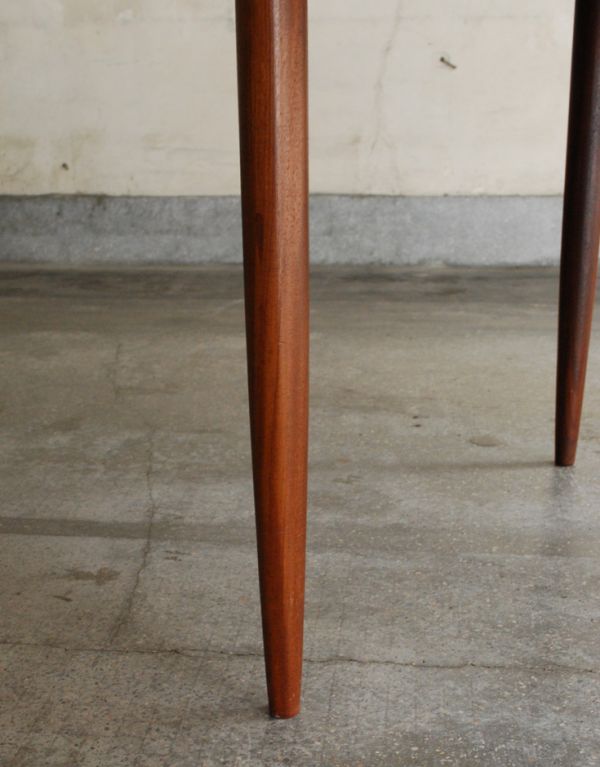 G-PLAN(Gプラン)　アンティーク家具　北欧テイストのヴィンテージ家具、フレスコシリーズのダイニングテーブル（G-plan）。持ち上げなくても移動できます！Handleのアンティークは、脚の裏にフェルトキーパーをお付けしていますので、持ち上げなくても床を滑らせて移動させることが出来ます。(x-655-f)