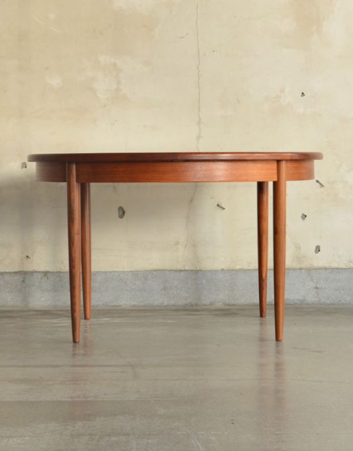 G-PLAN(Gプラン)　アンティーク家具　北欧テイストのヴィンテージ家具、フレスコシリーズのダイニングテーブル（G-plan）。こちら側から見ても･･･360度、どこから見てもスッキリとしてキレイです。(x-655-f)