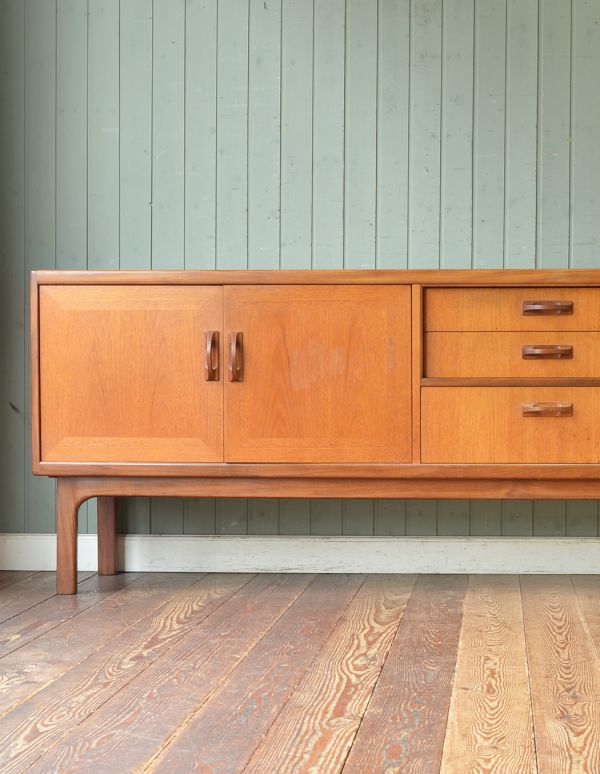 G-PLAN(Gプラン)　アンティーク家具　G-PLANシエラシリーズのサイドボード、北欧スタイルのヴィンテージ家具 。中央は引き出し。(x-657-f)