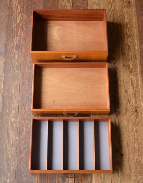 G-PLAN(Gプラン)　アンティーク家具　G-PLANシエラシリーズのサイドボード、北欧スタイルのヴィンテージ家具 。引き出しは全部で３杯。(x-657-f)