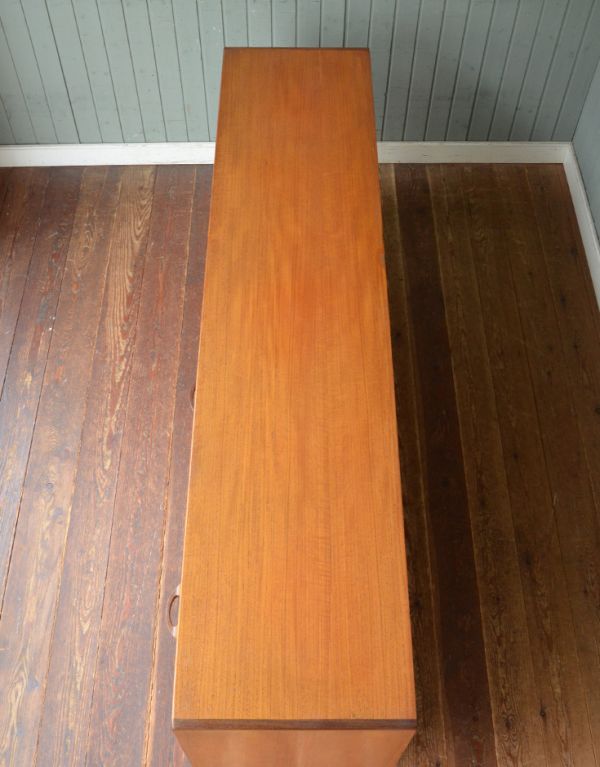 G-PLAN(Gプラン)　アンティーク家具　G-PLANシエラシリーズのサイドボード、北欧スタイルのヴィンテージ家具 。天板もキレイに塗装を仕上げました。(x-657-f)