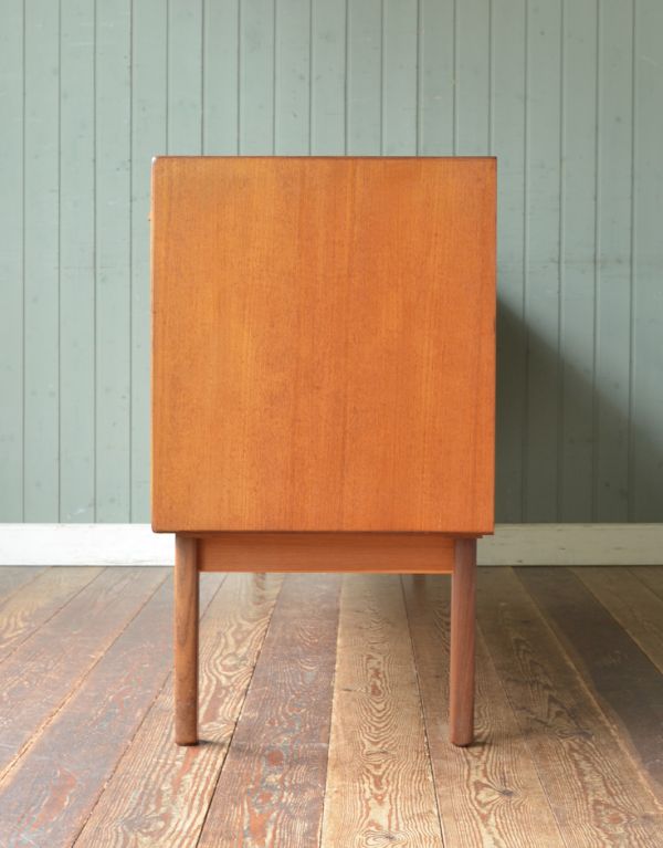 G-PLAN(Gプラン)　アンティーク家具　G-PLANシエラシリーズのサイドボード、北欧スタイルのヴィンテージ家具 。サイドから見てもキレイな状態です。(x-657-f)