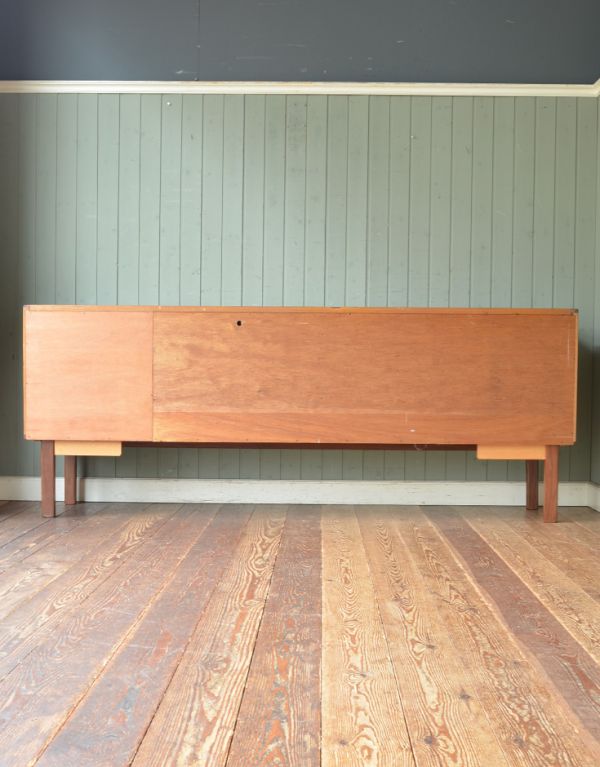 G-PLAN(Gプラン)　アンティーク家具　G-PLANシエラシリーズのサイドボード、北欧スタイルのヴィンテージ家具 。裏側もキチンと仕上げているので、キレイな状態です。(x-657-f)