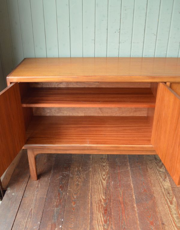 G-PLAN(Gプラン)　アンティーク家具　G-PLANシエラシリーズのサイドボード、北欧スタイルのヴィンテージ家具 。重いものや見せたくないものは扉の奥に収納しましょう。(x-657-f)