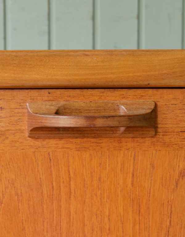 G-PLAN(Gプラン)　アンティーク家具　G-PLANシエラシリーズのサイドボード、北欧スタイルのヴィンテージ家具 。引き出しの取っ手も握りやすい形です。(x-657-f)