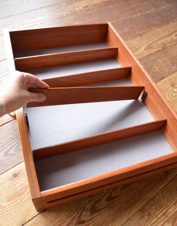 G-PLAN(Gプラン)　アンティーク家具　G-PLANシエラシリーズのサイドボード、北欧スタイルのヴィンテージ家具 。引き出しの最上段はフェルトが張ってあるので、アクセサリーなどそのまま入れられます。(x-657-f)