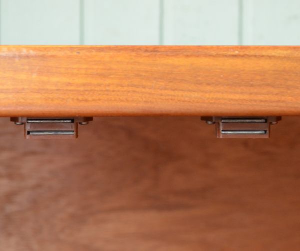 G-PLAN(Gプラン)　アンティーク家具　G-PLANシエラシリーズのサイドボード、北欧スタイルのヴィンテージ家具 。扉の開け閉めがしやすいよう、マグネットを取り付けてあります。(x-657-f)