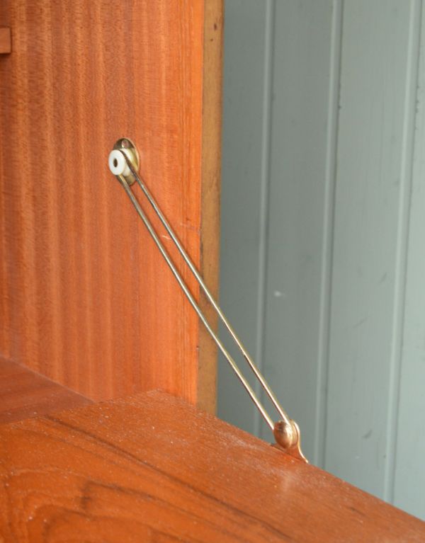 G-PLAN(Gプラン)　アンティーク家具　G-PLANシエラシリーズのサイドボード、北欧スタイルのヴィンテージ家具 。しっかりとステーで固定されていますのでご安心ください。(x-657-f)