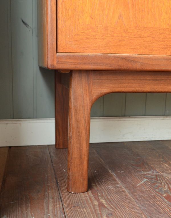 G-PLAN(Gプラン)　アンティーク家具　G-PLANシエラシリーズのサイドボード、北欧スタイルのヴィンテージ家具 。きちんと支えます。(x-657-f)