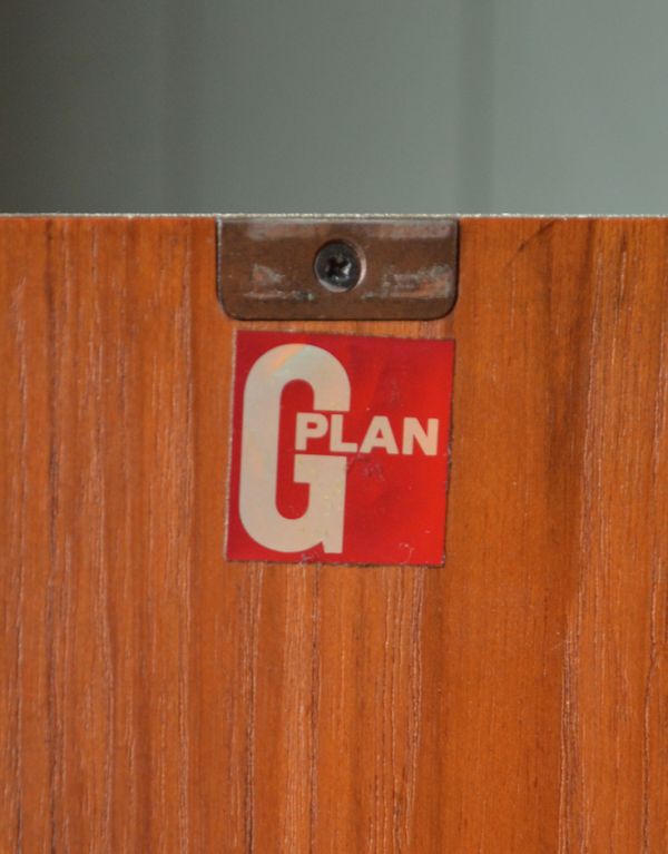 G-PLAN(Gプラン)　アンティーク家具　G-PLANシエラシリーズのサイドボード、北欧スタイルのヴィンテージ家具 。扉の内側に「G-PLAN」のロゴステッカーが付いていました。(x-657-f)