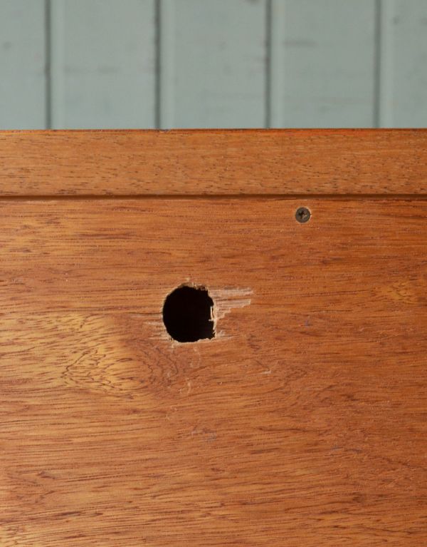 G-PLAN(Gプラン)　アンティーク家具　G-PLANシエラシリーズのサイドボード、北欧スタイルのヴィンテージ家具 。裏面にコード用の穴（1.5×2cm）が開いていました。(x-657-f)