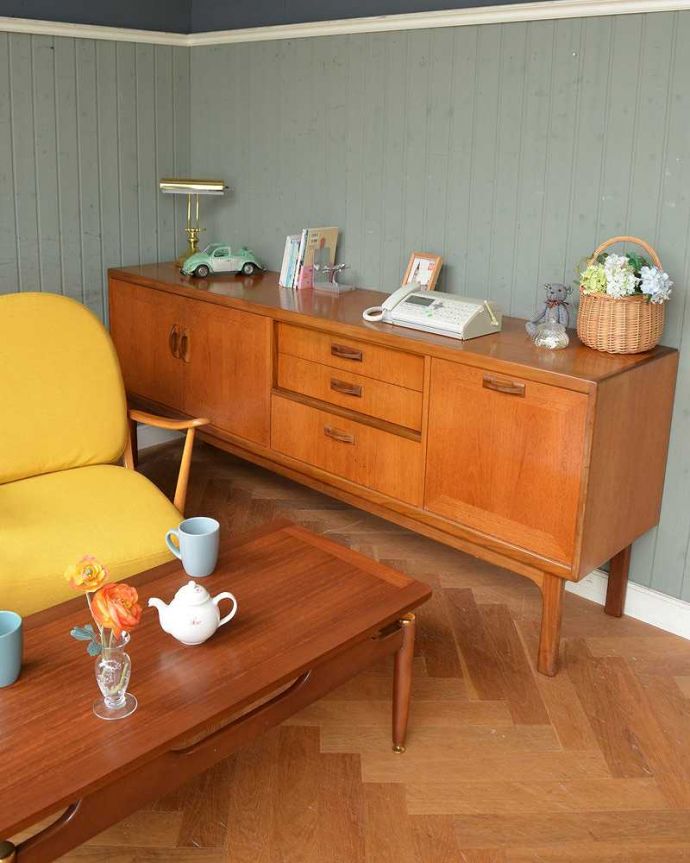 G-PLAN(Gプラン)　アンティーク家具　G-PLANシエラシリーズのサイドボード、北欧スタイルのヴィンテージ家具 。デザイン性の高いおシャレ家具どこに置いてもとにかく目を惹くおシャレなデザイン。(x-657-f)