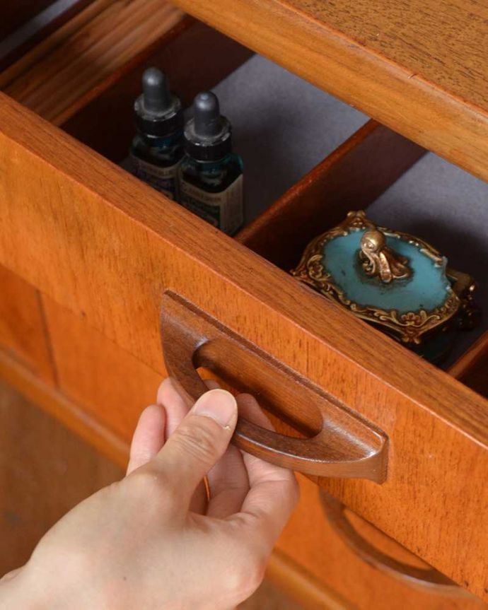 G-PLAN(Gプラン)　アンティーク家具　G-PLANシエラシリーズのサイドボード、北欧スタイルのヴィンテージ家具 。アクセサリーや文房具など細々したものをしまえます。(x-657-f)