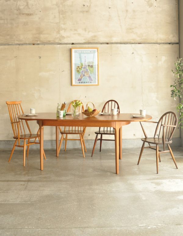 アンティークのテーブル アンティーク家具 食卓を彩るヴィンテージ家具、Nathan(ネイサン)社の伸張式のダイニングテーブル。広げると、6〜8人にも対応できるのでお友達が来た時にもバッチリです。(x-660-f)