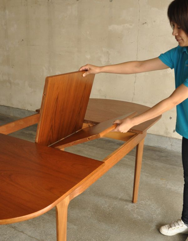 アンティークのテーブル アンティーク家具 食卓を彩るヴィンテージ家具、Nathan(ネイサン)社の伸張式のダイニングテーブル。中にたたまれている天板を引き出すだけです。(x-660-f)