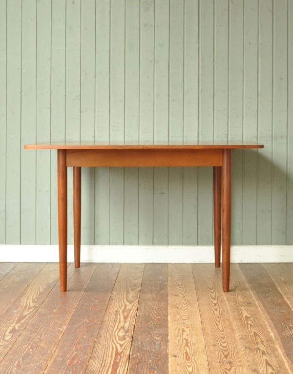 G-PLAN(Gプラン)　アンティーク家具　G-planのヴィンテージ家具、伸張式のコンパクトなダイニングテーブル。脚はすらっとシンプルなデザインです。(x-661-f)