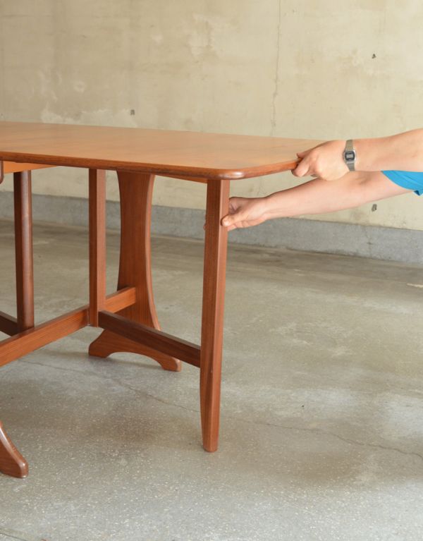 G-PLAN(Gプラン)　アンティーク家具　G-PLANのヴィンテージ家具、サイズが変えられるドロップリーフテーブル（伸張式）。脚を引っ張り出すだけなので、組み立ても簡単！女性の力で大丈夫です。(x-662-f)