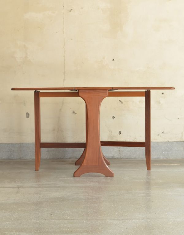 G-PLAN(Gプラン)　アンティーク家具　G-PLANのヴィンテージ家具、サイズが変えられるドロップリーフテーブル（伸張式）。脚のデザインがスタイリッシュでかっこいい！人気の北欧インテリアやシンプルモダンのお部屋にもピッタリですよ。(x-662-f)