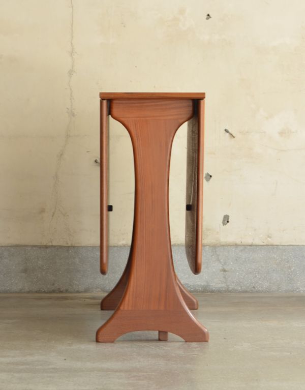 G-PLAN(Gプラン)　アンティーク家具　G-PLANのヴィンテージ家具、サイズが変えられるドロップリーフテーブル（伸張式）。閉じて見ると、こんなにスッキリしています！【 閉じた状態 】幅30.5×奥行91×高さ72.5cm。(x-662-f)