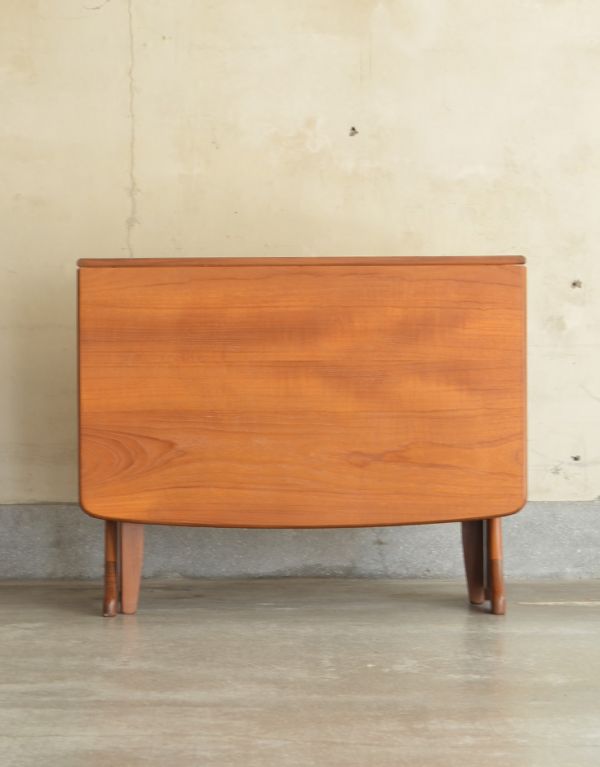 G-PLAN(Gプラン)　アンティーク家具　G-PLANのヴィンテージ家具、サイズが変えられるドロップリーフテーブル（伸張式）。閉じたときです。(x-662-f)