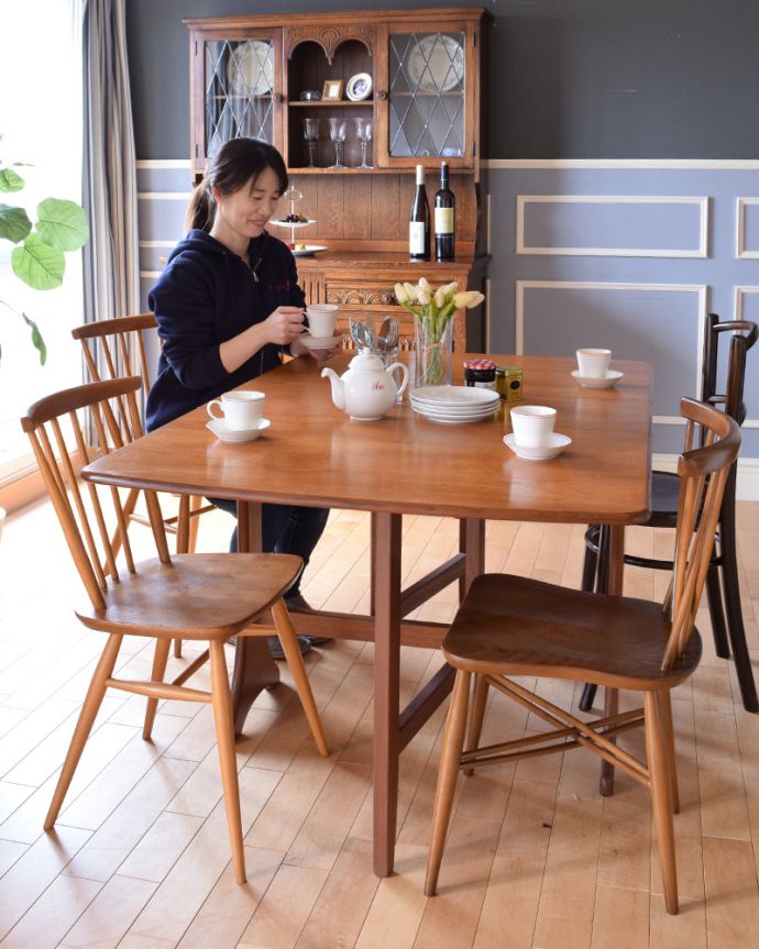 G-PLAN(Gプラン)　アンティーク家具　G-PLANのヴィンテージ家具、サイズが変えられるドロップリーフテーブル（伸張式）。広げれば、あっという間に大きなダイニングに早変わりカンタンにサイズも変わる便利なテーブル。(x-662-f)