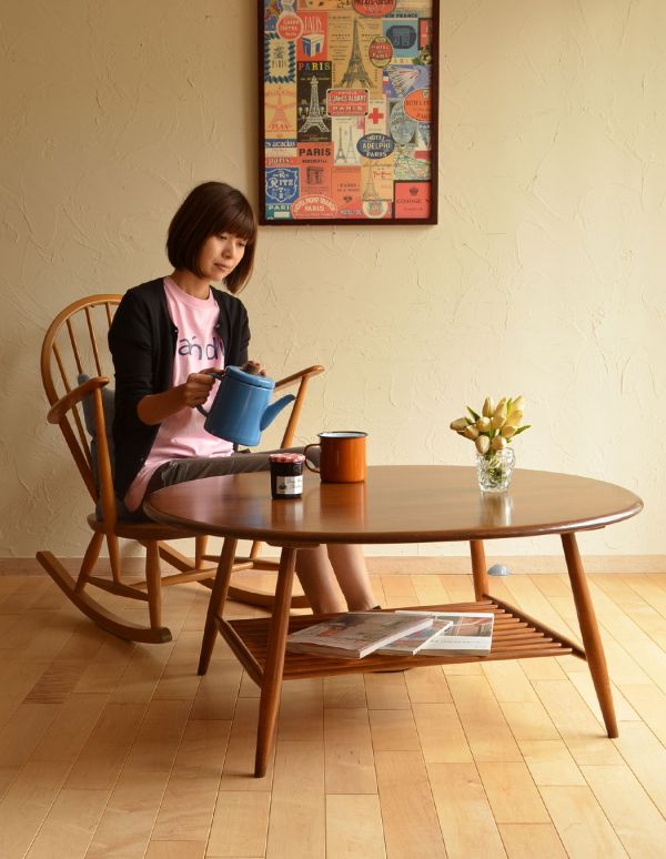 アーコールの家具　アンティーク家具　アーコールのヴィンテージ家具、マガジンラック付きのコーヒーテーブル。丸い形に癒されるアーコールのコーヒーテーブルアーコールらしいスマートなフォルムのコーヒーテーブル。(x-666-f)