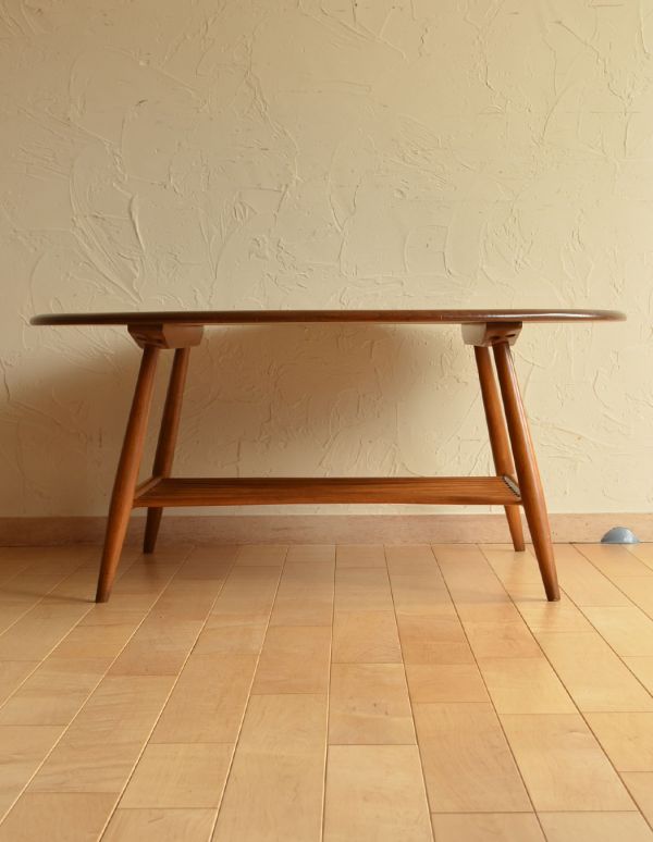 アーコールの家具　アンティーク家具　アーコールのヴィンテージ家具、マガジンラック付きのコーヒーテーブル。こっち側もキレイです！ヴィンテージなので経年変化によるキズはありますが、専門の職人がしっかり修復したので360度ど子から見てもキレイです。(x-666-f)