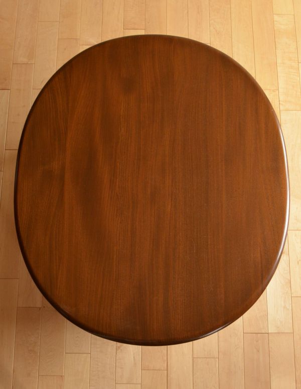 アーコールの家具　アンティーク家具　アーコールのヴィンテージ家具、マガジンラック付きのコーヒーテーブル。上から見るとまん丸の形Handleのヴィンテージ家具はアンティーク専門の職人が塗装を剥離後に再塗装をしているので安心度が違います。(x-666-f)