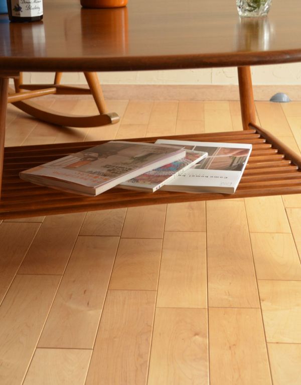 アーコールの家具　アンティーク家具　アーコールのヴィンテージ家具、マガジンラック付きのコーヒーテーブル。便利な下棚付き雑誌や新聞などいろいろ置けてとっても便利ですよ。(x-666-f)