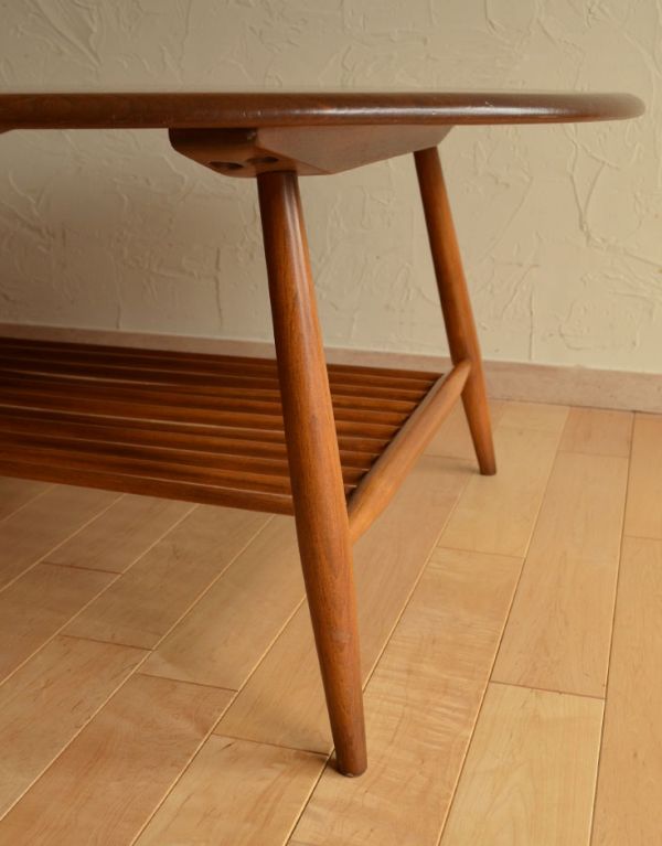 アーコールの家具　アンティーク家具　アーコールのヴィンテージ家具、マガジンラック付きのコーヒーテーブル。引きずっても大丈夫アーコールは軽いので簡単に持ち運び出来ますが、Handleのアンティークの脚の裏にはフェルトキーパーをお付けしていますので、床を滑らせても移動が出来ます。(x-666-f)