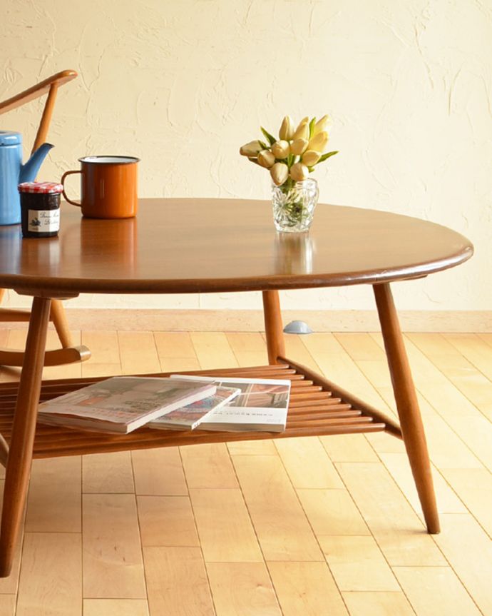 アーコールの家具　アンティーク家具　アーコールのヴィンテージ家具、マガジンラック付きのコーヒーテーブル。シンプルでスッキリ。(x-666-f)