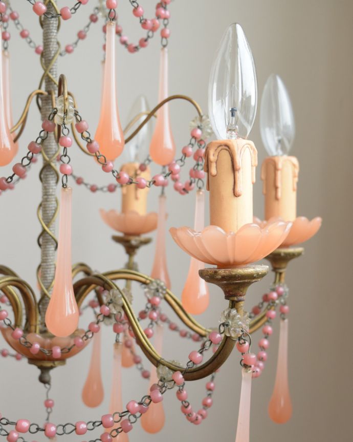 シャンデリア　照明・ライティング　フランスのアンティーク照明、ピンクオパーリンガラスのシャンデリア（6灯）（Ｅ17シャンデリア球付）。本物のキャンドルのような装飾です。(x-666-z)
