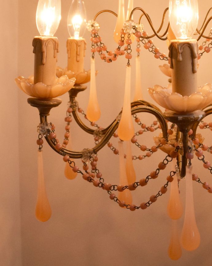 シャンデリア　照明・ライティング　フランスのアンティーク照明、ピンクオパーリンガラスのシャンデリア（6灯）（Ｅ17シャンデリア球付）。桜色のガラスパーツがたっぷり下がっています。(x-666-z)