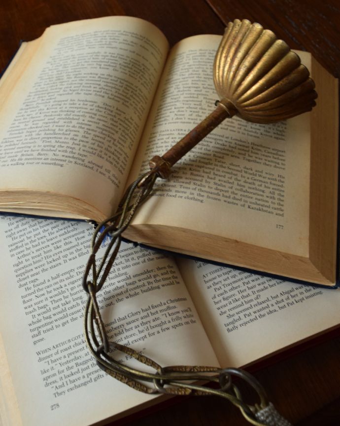 シャンデリア　照明・ライティング　フランスのアンティーク照明、ピンクオパーリンガラスのシャンデリア（6灯）（Ｅ17シャンデリア球付）。カバーとチェーンが付いています。(x-666-z)