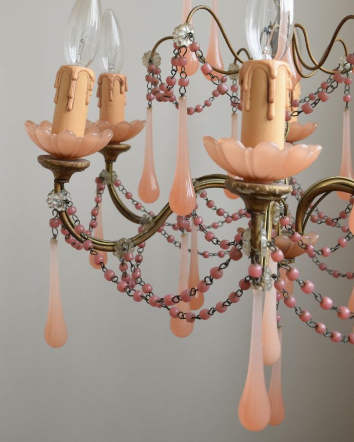 シャンデリア　照明・ライティング　フランスのアンティーク照明、ピンクオパーリンガラスのシャンデリア（6灯）（Ｅ17シャンデリア球付）。オーバーホール済みなので安心してお使い頂けます。(x-666-z)