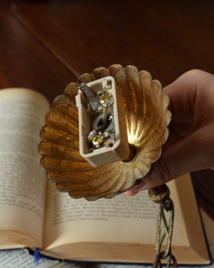 シャンデリア　照明・ライティング　フランスのアンティーク照明、ピンクオパーリンガラスのシャンデリア（6灯）（Ｅ17シャンデリア球付）。引っ掛けシーリングのタイプに加工してお届けしますので、リビングやダイニングテーブルの上などお好きな場所に簡単に取り付けてみてください。(x-666-z)