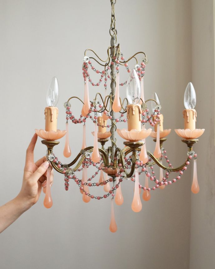 シャンデリア　照明・ライティング　フランスのアンティーク照明、ピンクオパーリンガラスのシャンデリア（6灯）（Ｅ17シャンデリア球付）。アンティークのため、ガラスには写真に映らない多少の欠け・傷がある場合がありますが、使用上問題はありませんので、ご了承下さい。(x-666-z)