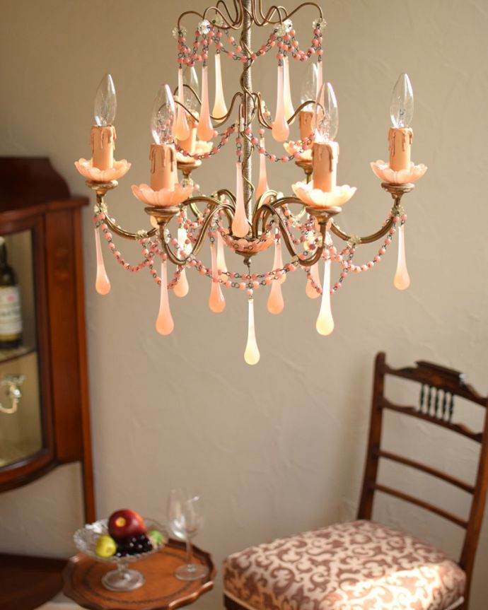 シャンデリア　照明・ライティング　フランスのアンティーク照明、ピンクオパーリンガラスのシャンデリア（6灯）（Ｅ17シャンデリア球付）。ピンクオパーリンガラスのティアドロップのゆらめきは、女性心をくすぐります。(x-666-z)