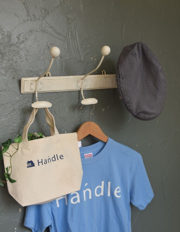 フック・フックボード 住宅用パーツ フランスから届いたアンティークフックボード(3フック)。壁をオシャレに魅せてくれる小さなアンティークアンティークのフックボードを何もない壁に取り付けるだけで、なんだかお部屋をオシャレに魅せてくれるんです。(x-668-z)