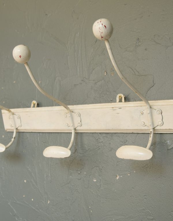 フック・フックボード 住宅用パーツ フランスから届いたアンティークフックボード(3フック)。壁のオシャレを楽しみましょう何もない壁にビスで取り付けるだけ。(x-668-z)