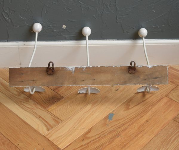 フック・フックボード 住宅用パーツ フランスから届いたアンティークフックボード(3フック)。後ろ側を見てみると・・・アンティークは新品ではないので、もちろん経年変化によるキズはありますが、壁への取り付け部分も職人がキレイに修復しました。(x-668-z)