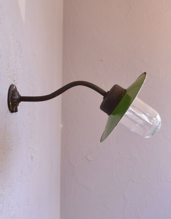 壁付け照明器具の横