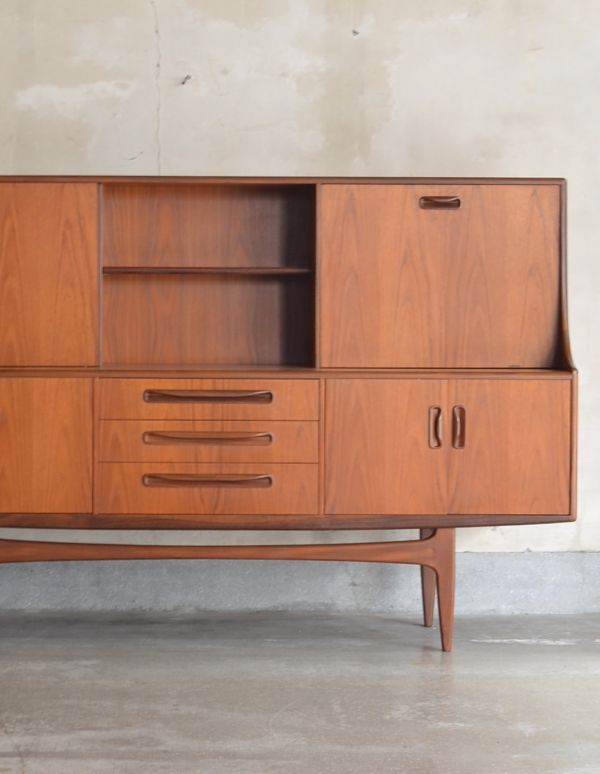 G-PLAN(Gプラン)　アンティーク家具　スカンジナビアンなヴィンテージ家具、Gプランのリビングサイドボード。閉じてあるときはスッキリシンプルな外見。(x-700-f)