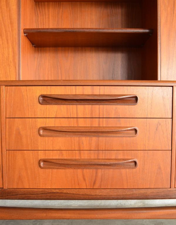 G-PLAN(Gプラン)　アンティーク家具　スカンジナビアンなヴィンテージ家具、Gプランのリビングサイドボード。開閉しやすい形の取っ手です。(x-700-f)