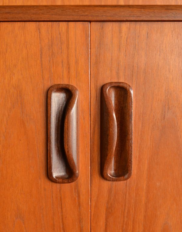 G-PLAN(Gプラン)　アンティーク家具　スカンジナビアンなヴィンテージ家具、Gプランのリビングサイドボード。扉の取っ手も引き出しとお揃い。(x-700-f)